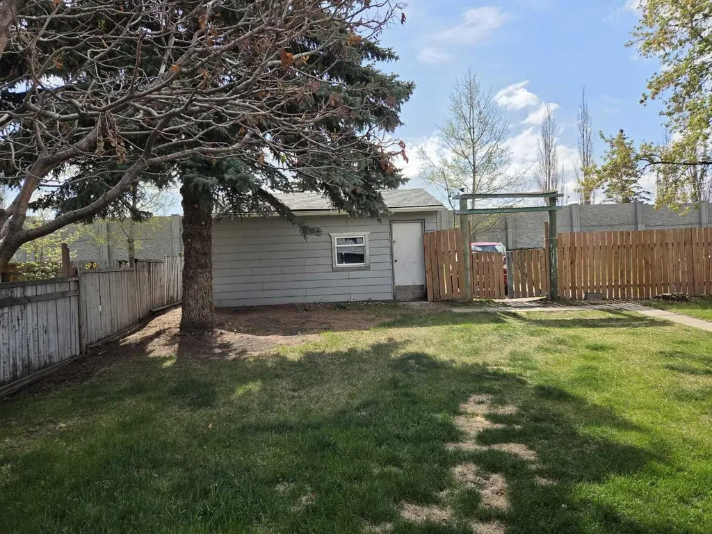 3532 50 Avenue E Innisfail AB T4G 1J1