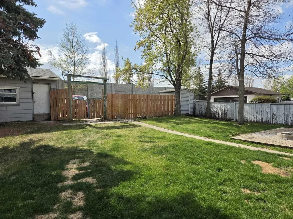 3532 50 Avenue E Innisfail AB T4G 1J1
