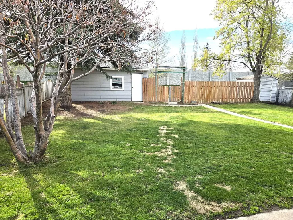 3532 50 Avenue E Innisfail AB T4G 1J1