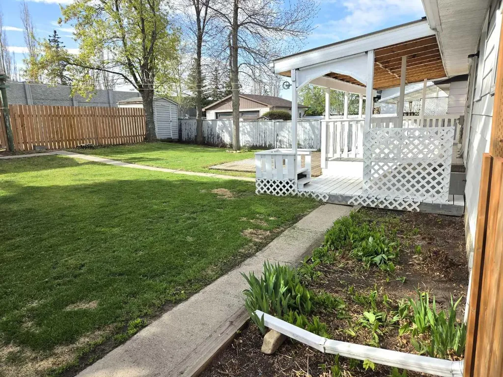 3532 50 Avenue E Innisfail AB T4G 1J1