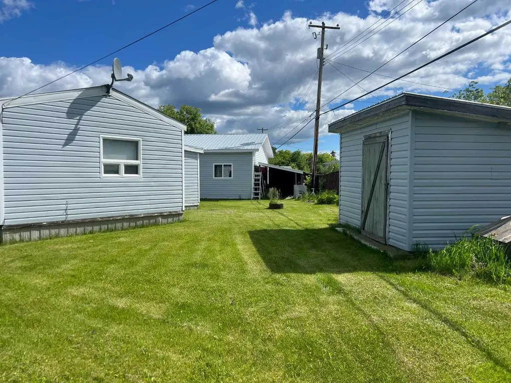403 9 Street Fox Creek AB T0H 1P0