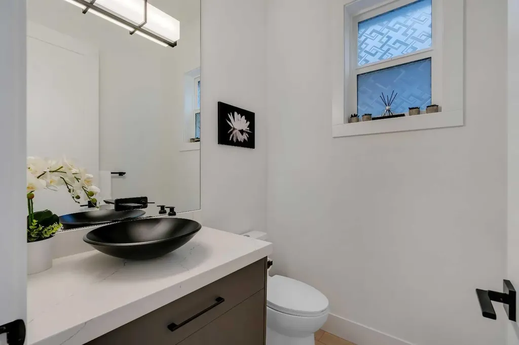 431 29 Avenue NW Calgary AB T2M 2M4