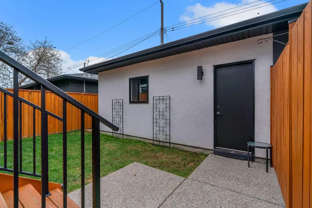 431 29 Avenue NW Calgary AB T2M 2M4