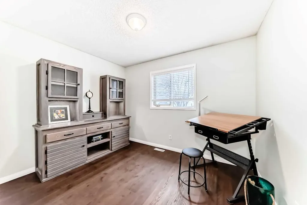 19 Sunlake Gardens SE Calgary AB T2X 3G4