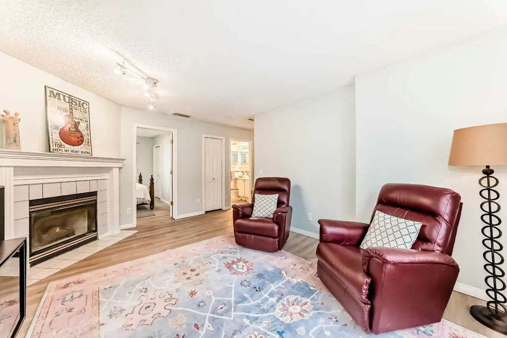 19 Sunlake Gardens SE Calgary AB T2X 3G4