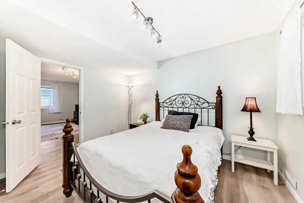 19 Sunlake Gardens SE Calgary AB T2X 3G4