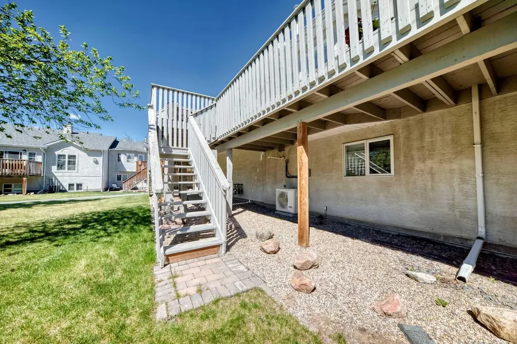 19 Sunlake Gardens SE Calgary AB T2X 3G4
