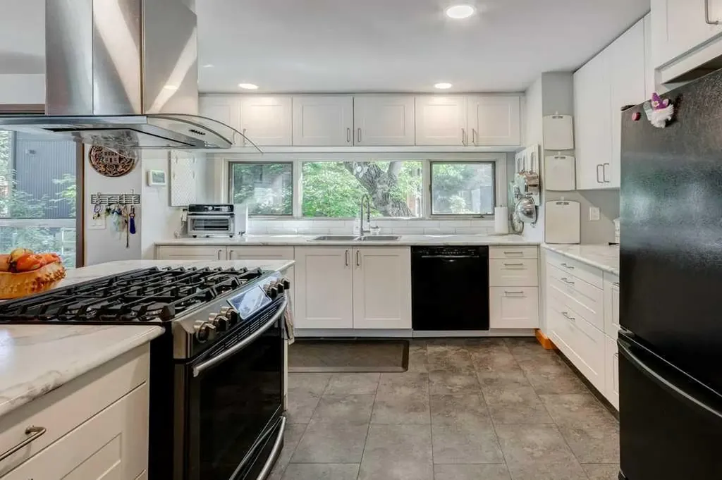 30 & 32 New Street SE Calgary AB T2G 3X9