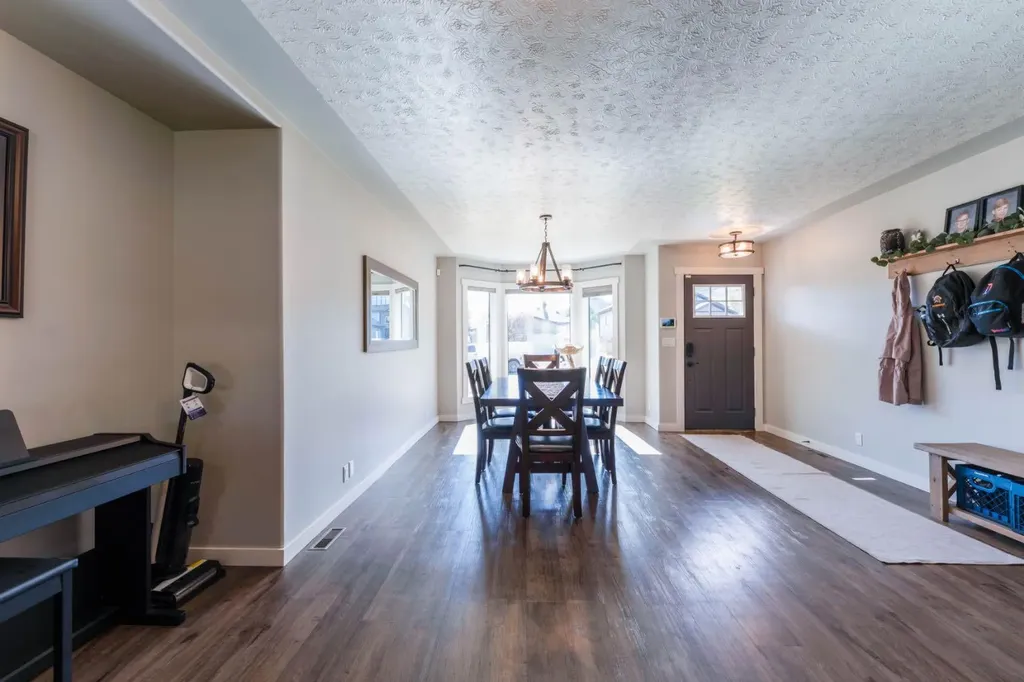 115 9 Street Drumheller AB T0J 0Y0