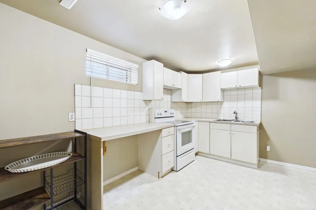 7411 21 SE Calgary AB T2C 0V4