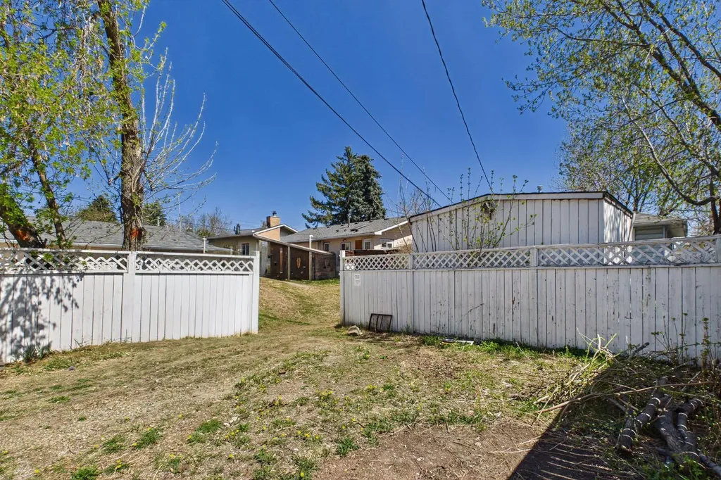 7411 21 SE Calgary AB T2C 0V4
