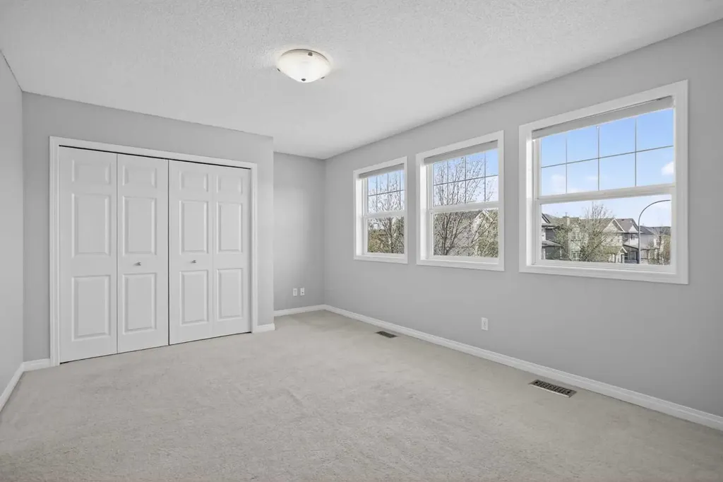 124 Everglen Way SW Calgary AB t2y 5g2