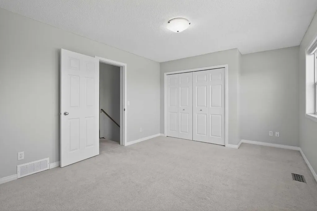 124 Everglen Way SW Calgary AB t2y 5g2