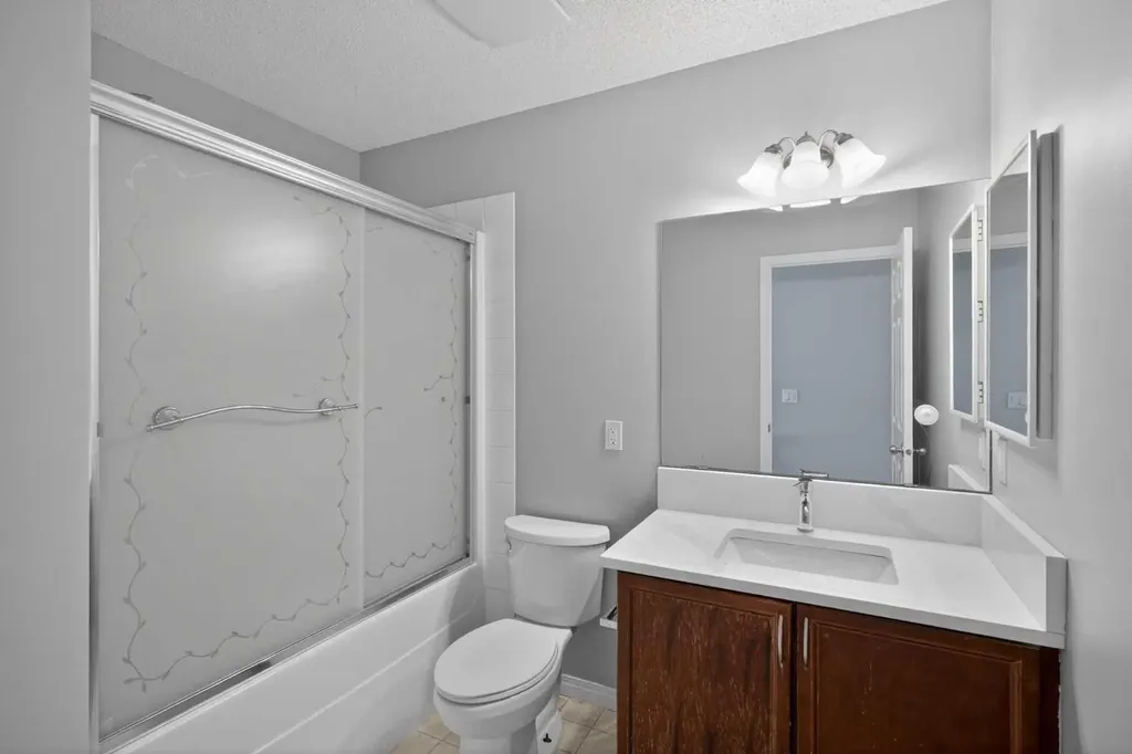 124 Everglen Way SW Calgary AB t2y 5g2
