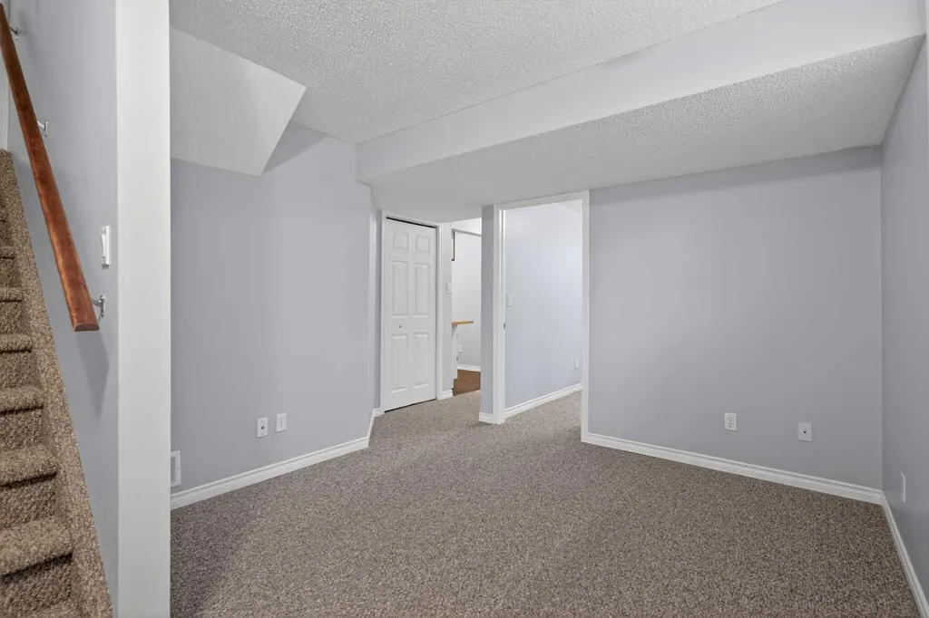 124 Everglen Way SW Calgary AB t2y 5g2