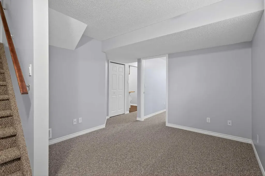 124 Everglen Way SW Calgary AB t2y 5g2