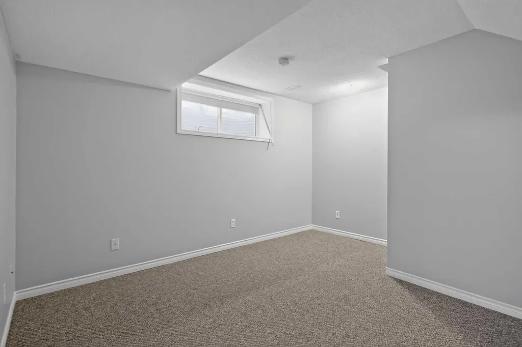 124 Everglen Way SW Calgary AB t2y 5g2