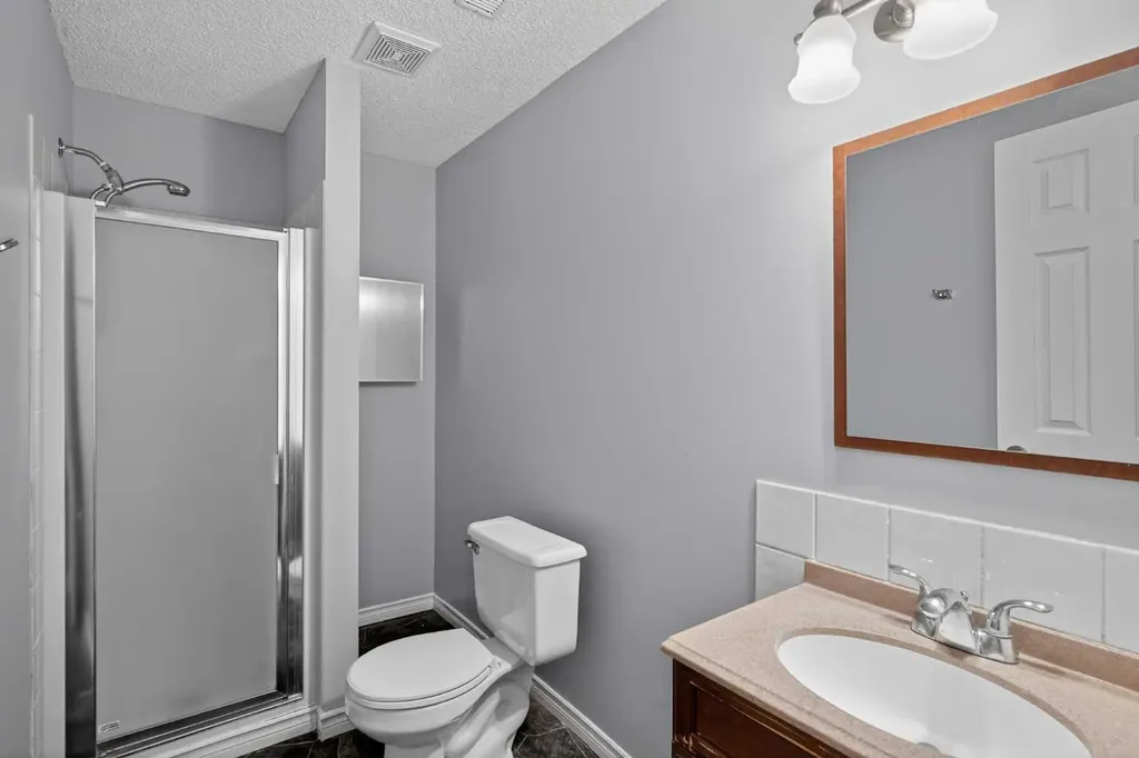 124 Everglen Way SW Calgary AB t2y 5g2