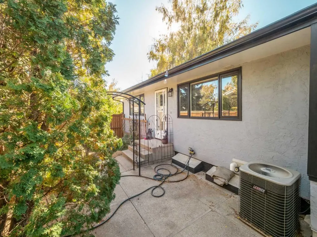 1611 24 Street S Lethbridge AB T1K 2M2