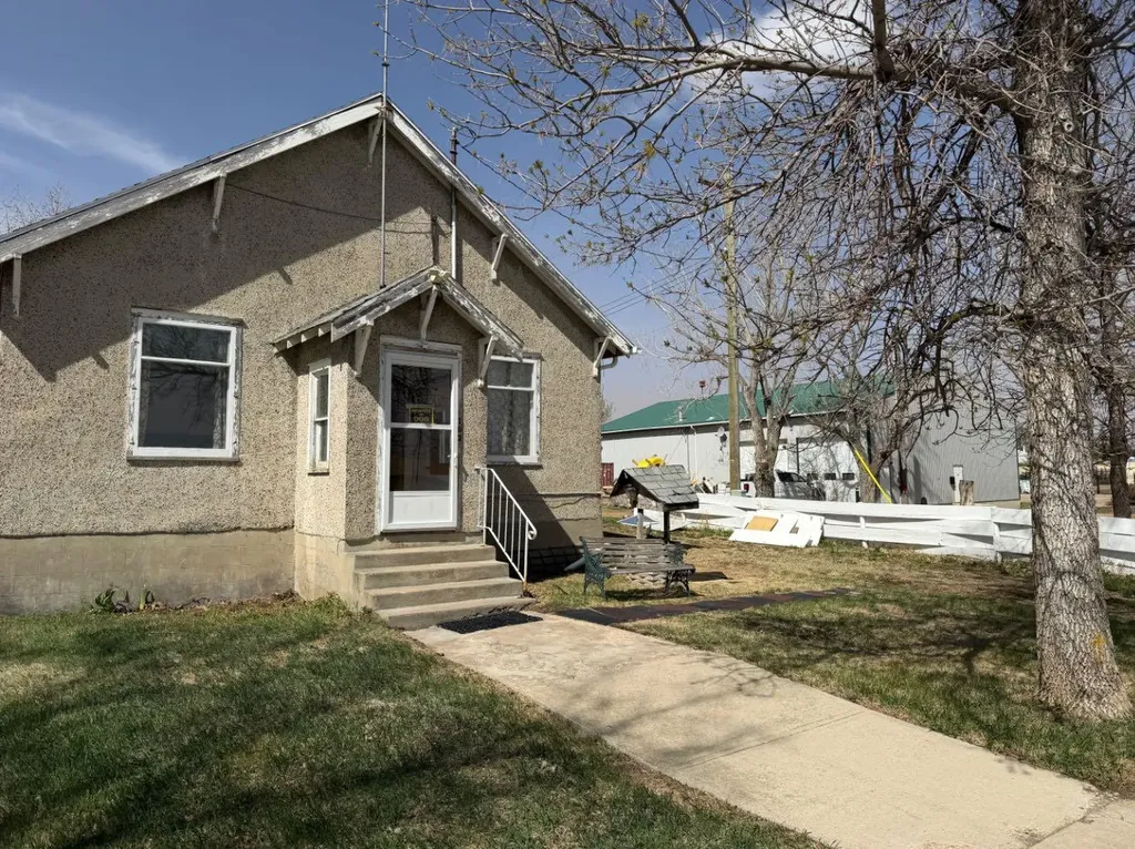 102 Railway Avenue S Morrin AB T0J0B0