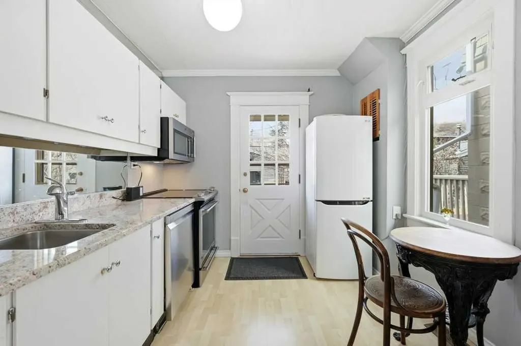 816 3 Avenue NW Calgary AB T2N 0J4