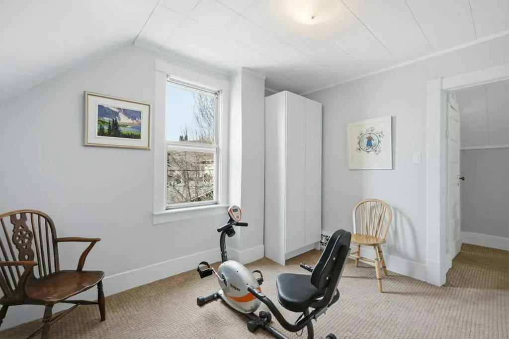 816 3 Avenue NW Calgary AB T2N 0J4