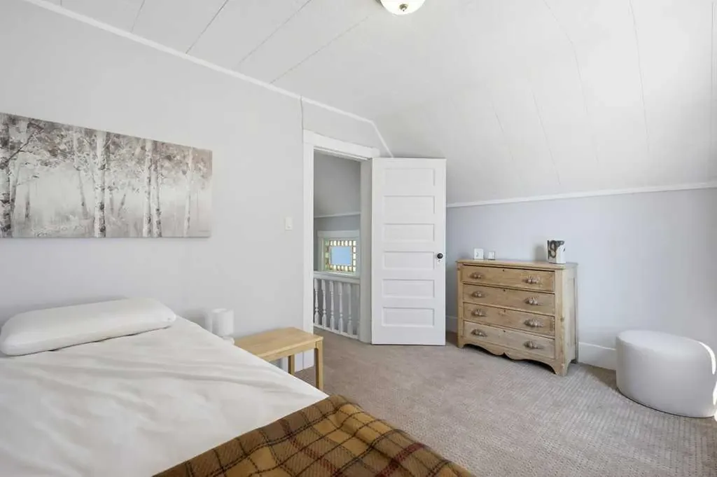 816 3 Avenue NW Calgary AB T2N 0J4