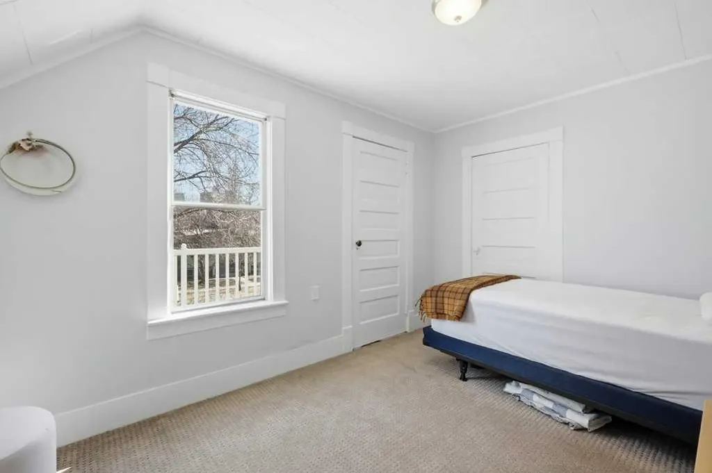 816 3 Avenue NW Calgary AB T2N 0J4