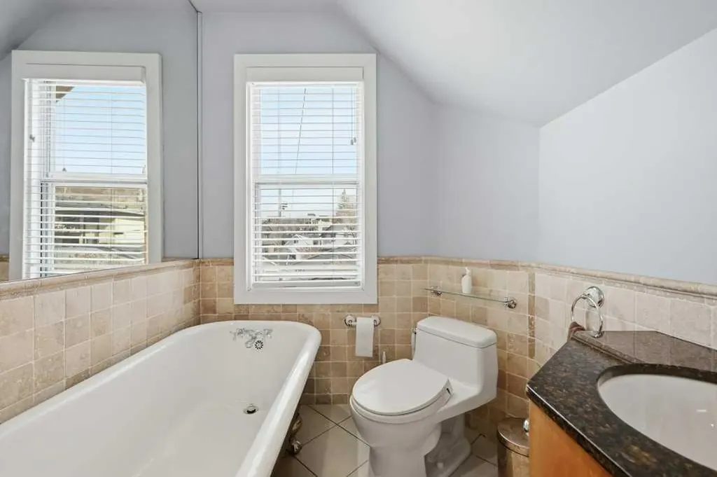 816 3 Avenue NW Calgary AB T2N 0J4