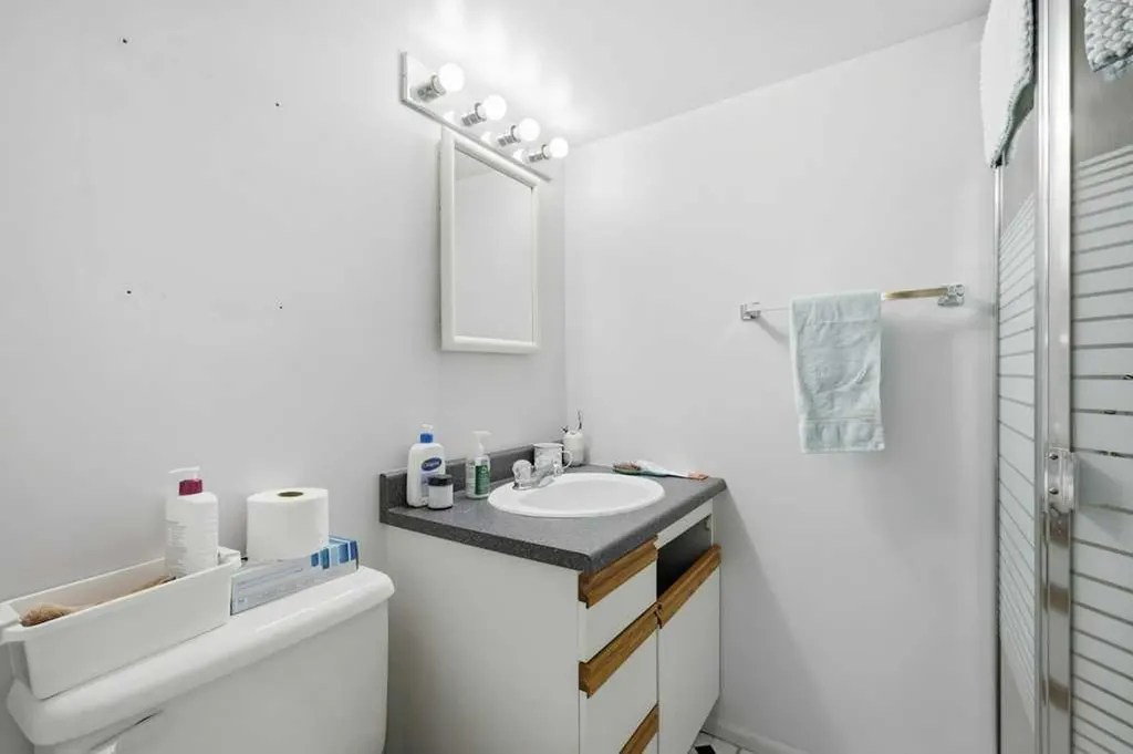 816 3 Avenue NW Calgary AB T2N 0J4