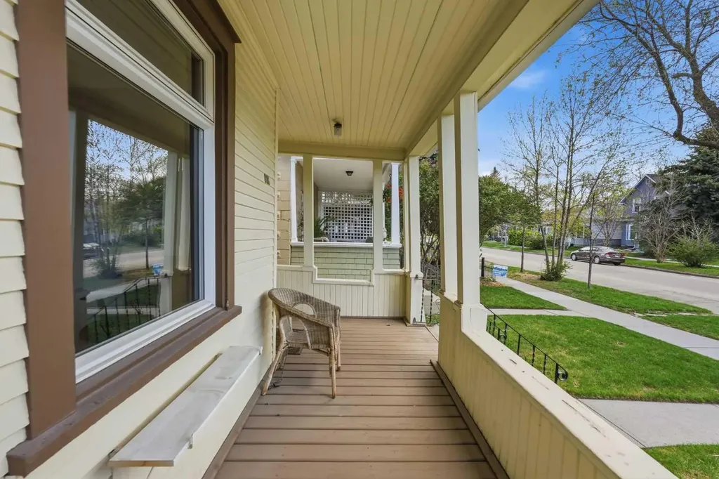 816 3 Avenue NW Calgary AB T2N 0J4