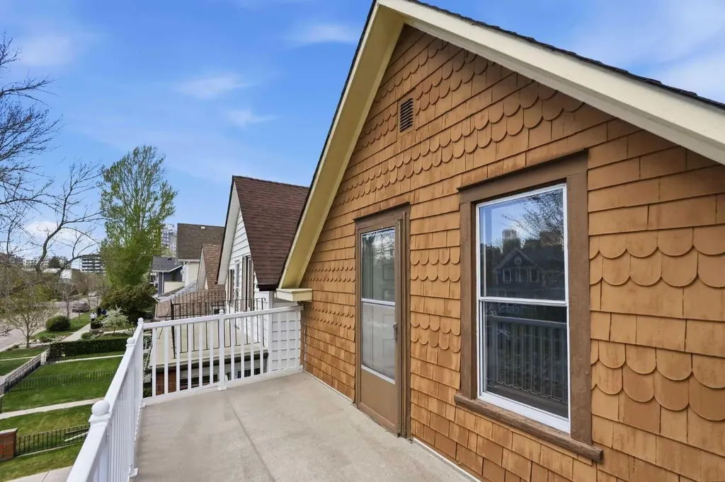 816 3 Avenue NW Calgary AB T2N 0J4