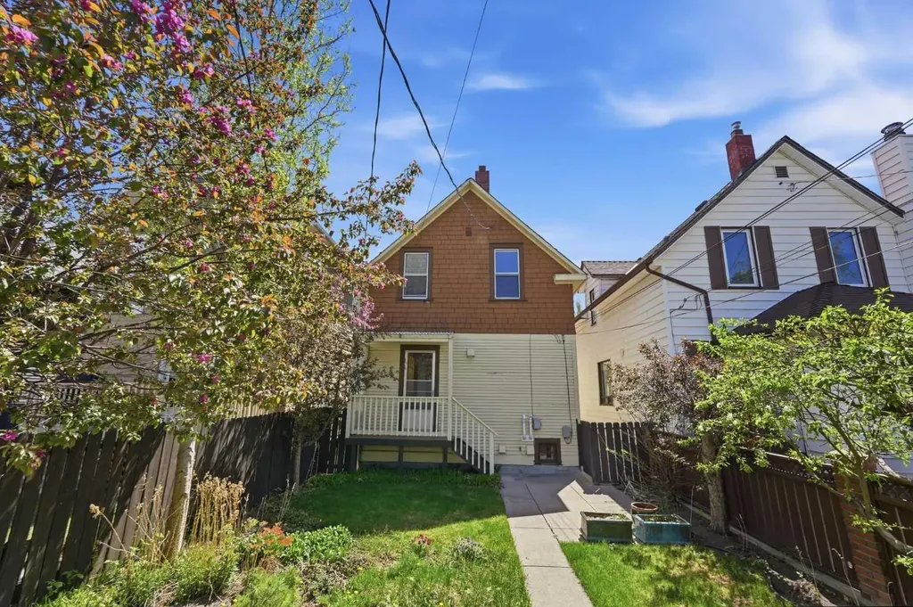 816 3 Avenue NW Calgary AB T2N 0J4