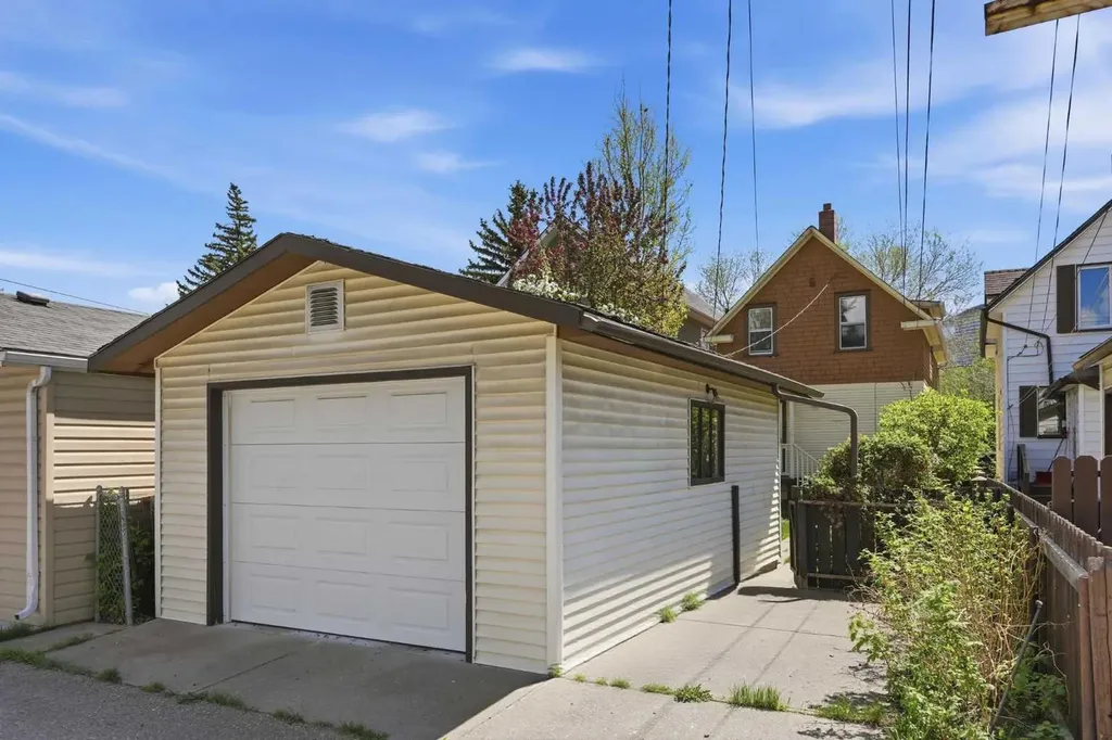 816 3 Avenue NW Calgary AB T2N 0J4