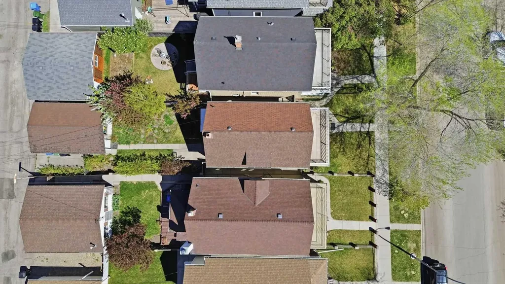 816 3 Avenue NW Calgary AB T2N 0J4
