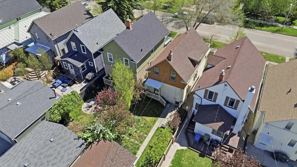 816 3 Avenue NW Calgary AB T2N 0J4