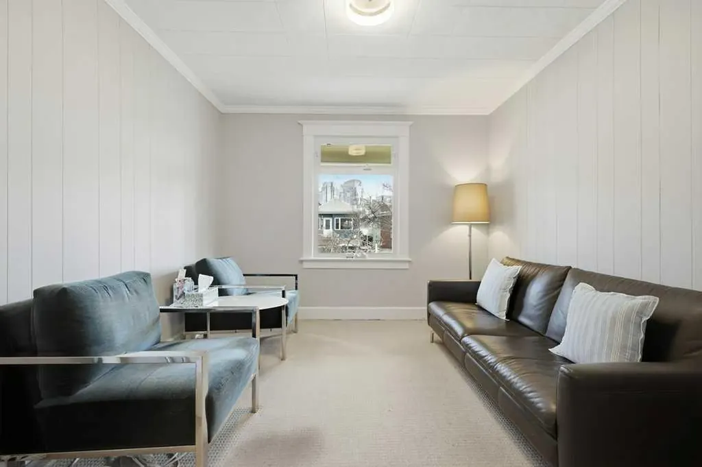 816 3 Avenue NW Calgary AB T2N 0J4
