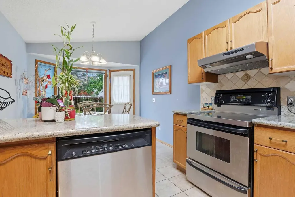 866 Applewood Drive SE Calgary AB T2A7R6