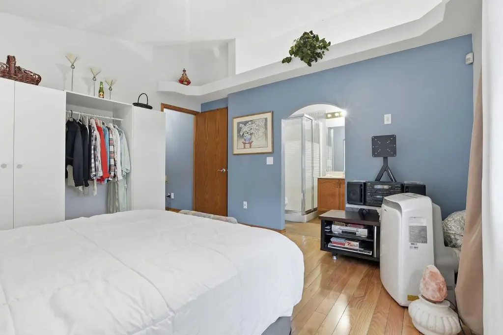 866 Applewood Drive SE Calgary AB T2A7R6