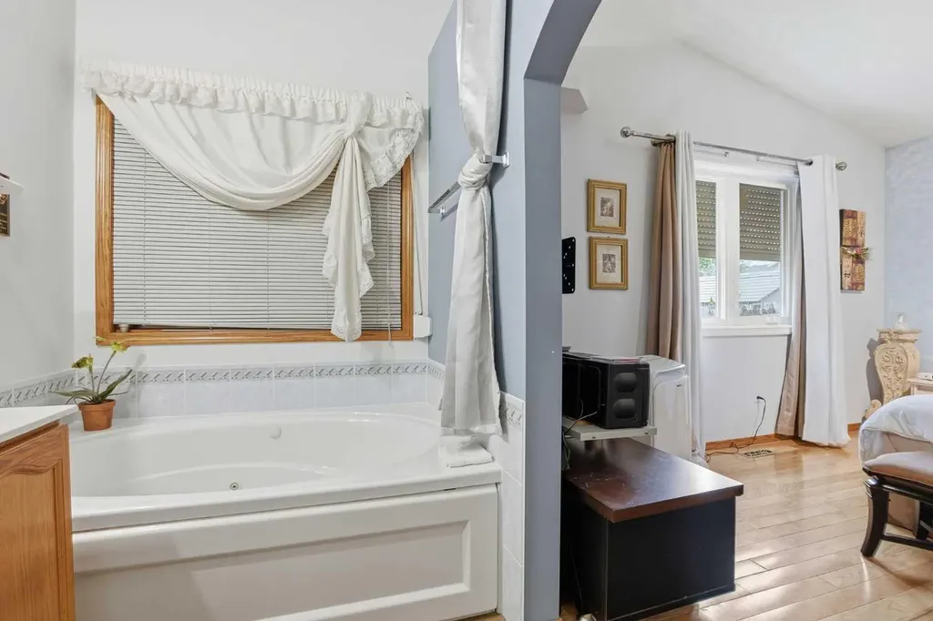 866 Applewood Drive SE Calgary AB T2A7R6
