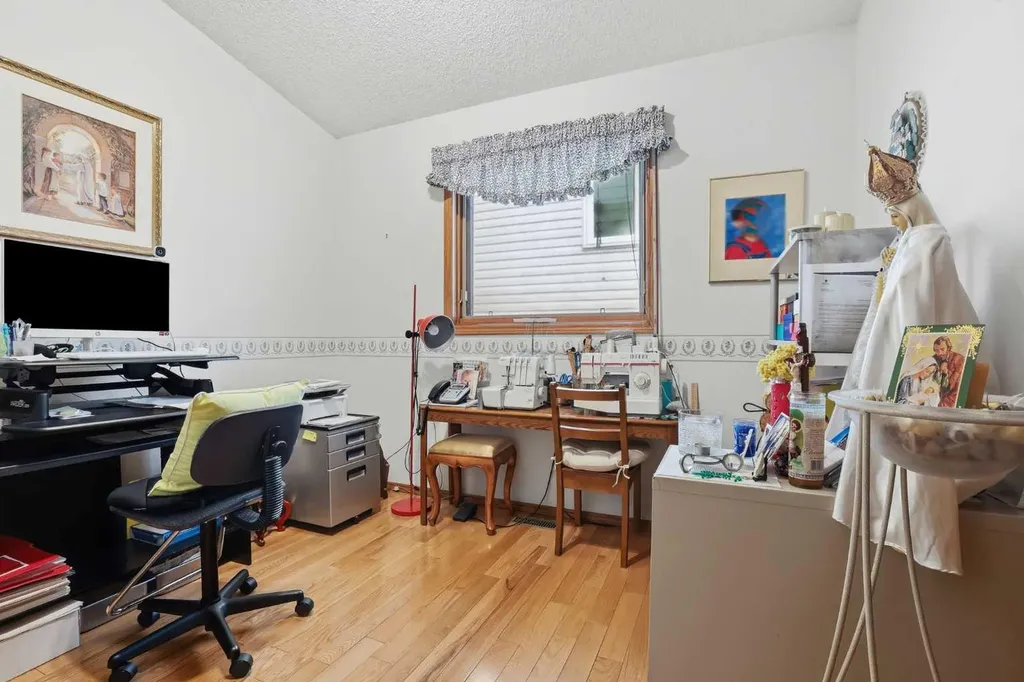 866 Applewood Drive SE Calgary AB T2A7R6