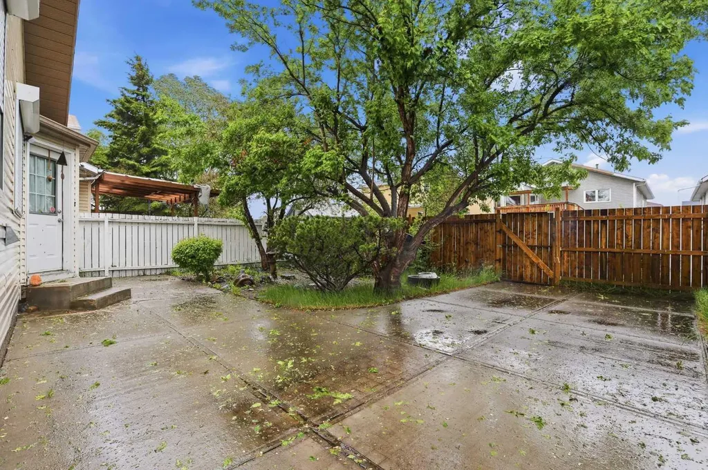 866 Applewood Drive SE Calgary AB T2A7R6