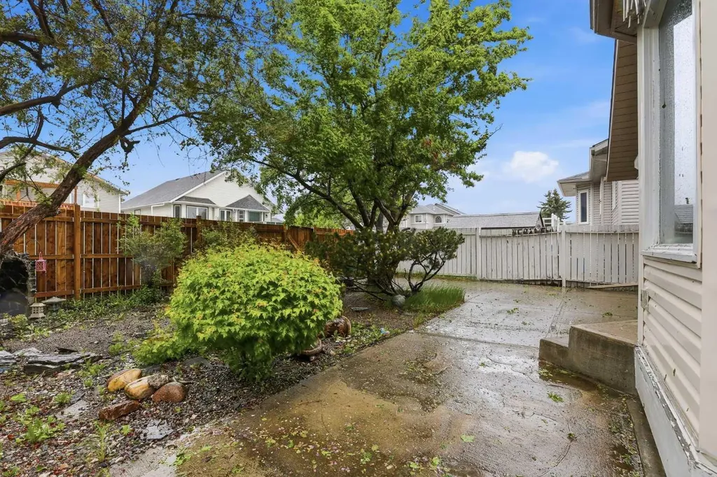 866 Applewood Drive SE Calgary AB T2A7R6