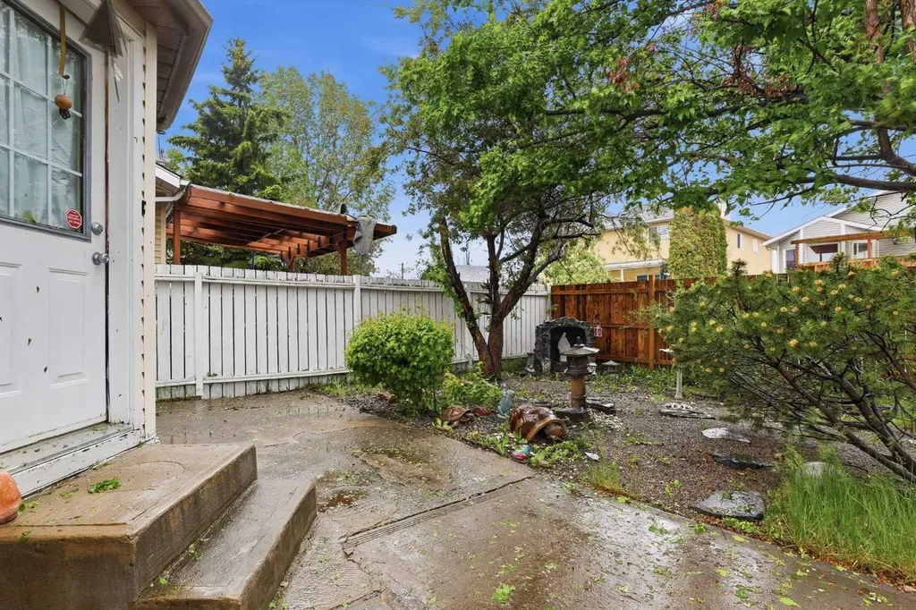 866 Applewood Drive SE Calgary AB T2A7R6