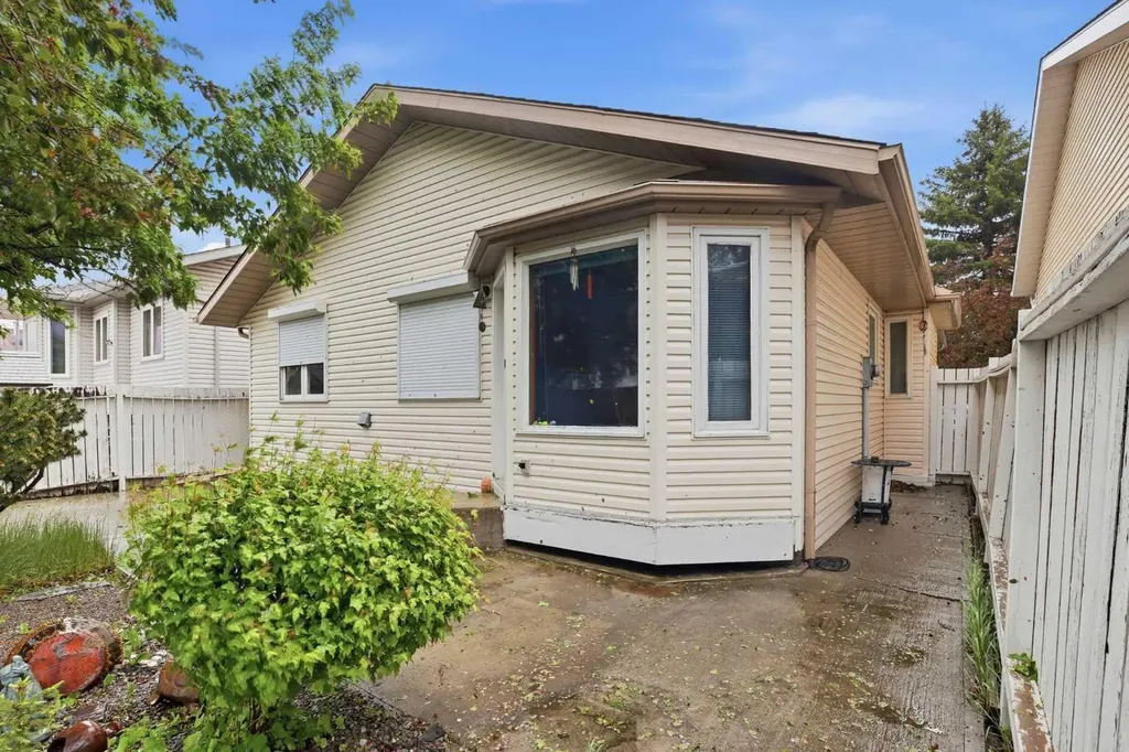 866 Applewood Drive SE Calgary AB T2A7R6
