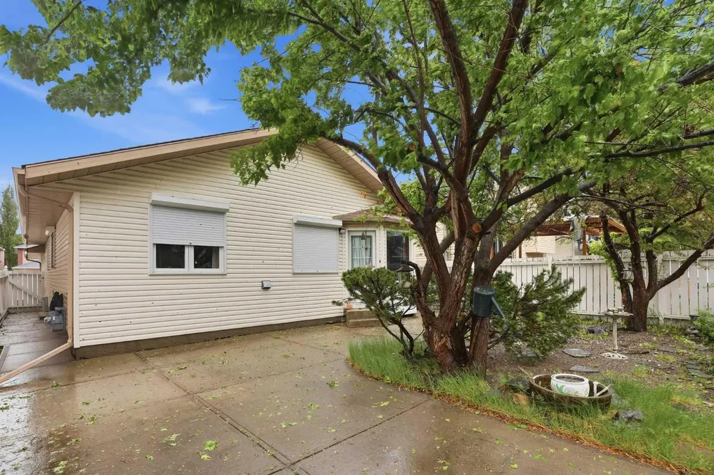 866 Applewood Drive SE Calgary AB T2A7R6