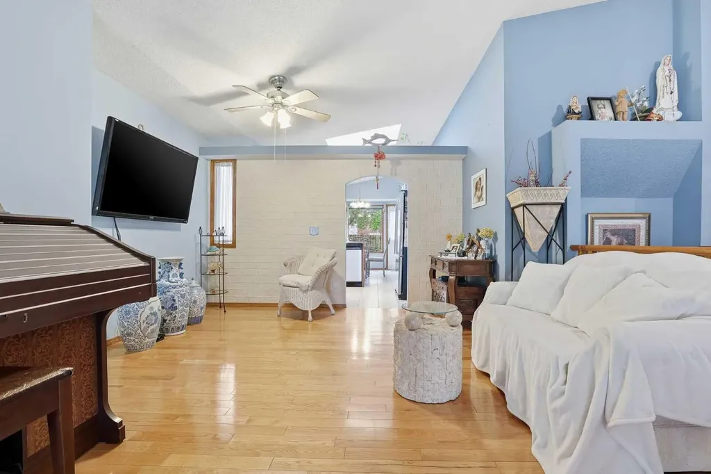 866 Applewood Drive SE Calgary AB T2A7R6