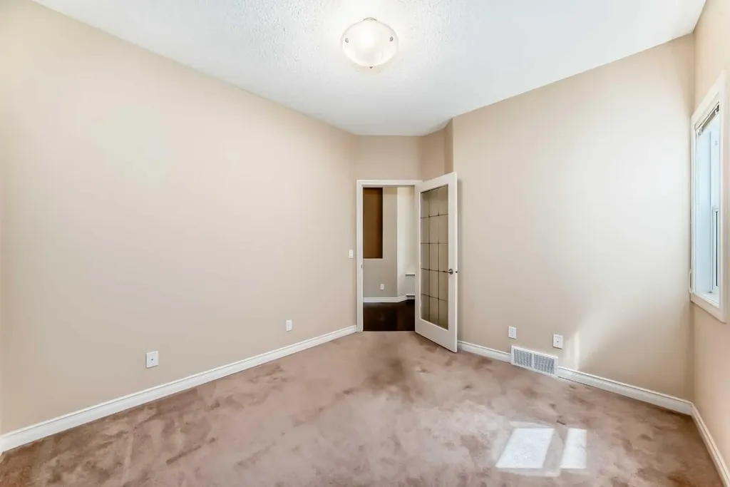 22 Everhollow Rise SW Calgary AB T2Y 5H2