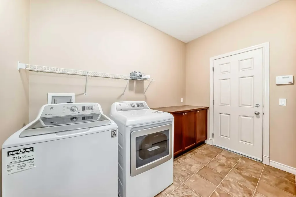 22 Everhollow Rise SW Calgary AB T2Y 5H2