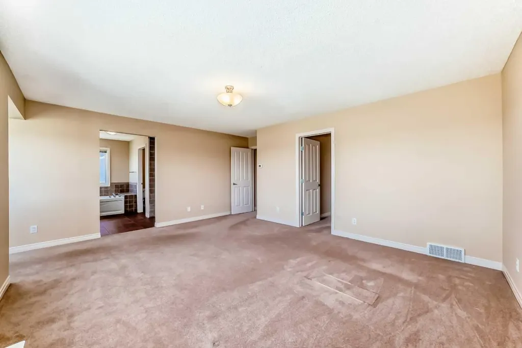 22 Everhollow Rise SW Calgary AB T2Y 5H2